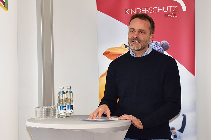 Fachbereichsleiter Menzel trägt vor.