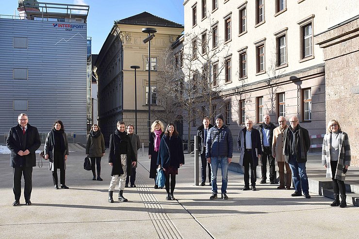 © Land Tirol/Dorfmann LRin Beate Palfrader und LR Johannes Tratter mit der Jury für den künstlerischen Wettbewerb.
