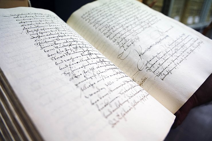 Nahaufnahme eines mit Hand beschriebenen Buches. 