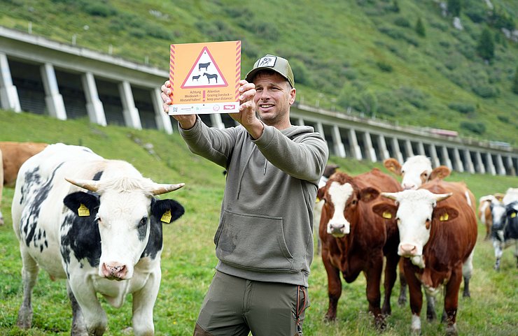 © Land Tirol/Hörmann Almwirt mit Schild