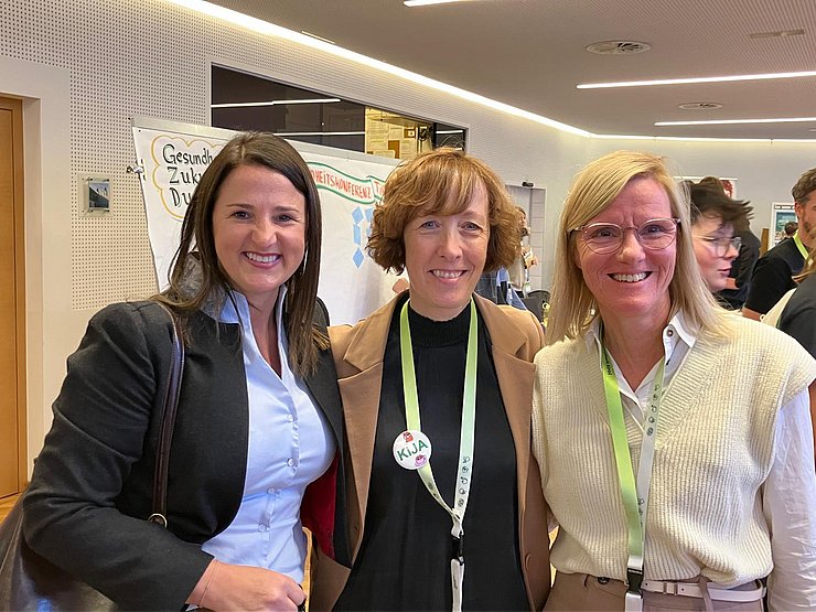V. li. Jugendlandesrätin Astrid Mair mit POJAT-Geschäftsführerin Martina Steiner und Doris Lienher (Abteilung Öffentliche Gesundheit Land Tirol) bei der Jugendgesundheitskonferenz in St. Johann in Tirol. 
