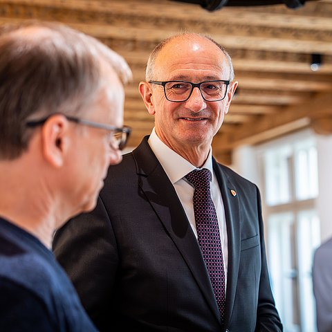 „Im Jänner startet die Kulturreihe, die sich in Form von Vorträgen, Rundgängen und Konzerten mit der Zeit des Nationalsozialismus beschäftigt“, erklärt LH Anton Mattle.