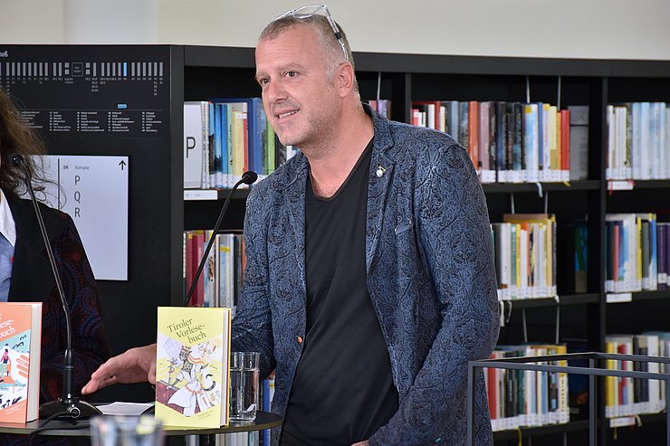 Bernhard Aichner am Stehtisch