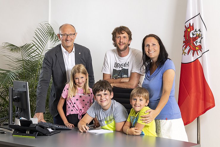 Anton Mattle mit einer Familie