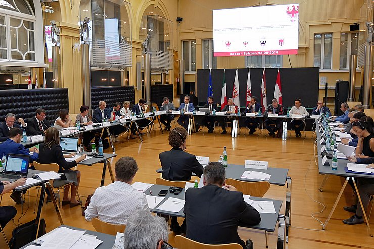 Delegierte aus Tirol, Südtirol und dem Trentino stimmten über die Zulassung der gestellten Anträge ab.