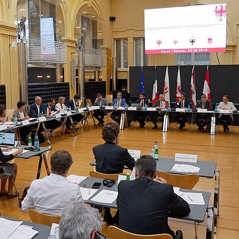Delegierte aus Tirol, Südtirol und dem Trentino stimmten über die Zulassung der gestellten Anträge ab.