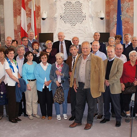 LTP van Staa im Kreise der „Meister und Meisterinnen der Arbeit“ im Landtagssitzungssaal