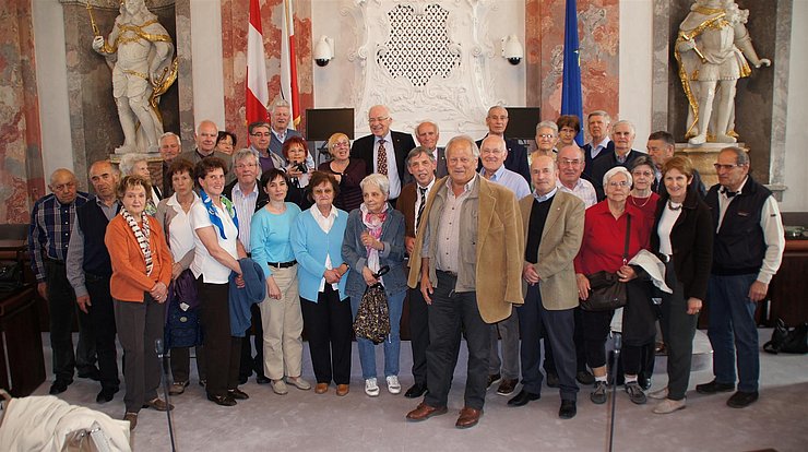 LTP van Staa im Kreise der „Meister und Meisterinnen der Arbeit“ im Landtagssitzungssaal