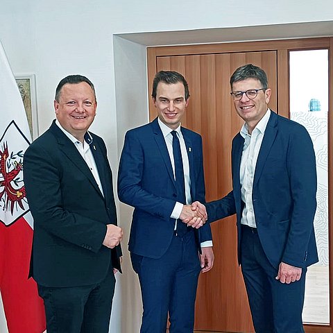 Angelobung des neuen Viizebürgermeisters von Vomp, Bezirkshauptmann Brandl schüttelt ihm die Hand.