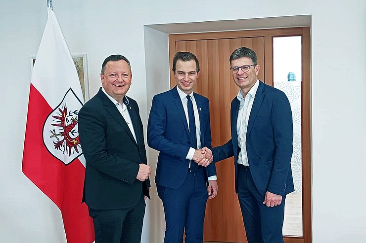 Angelobung des neuen Viizebürgermeisters von Vomp, Bezirkshauptmann Brandl schüttelt ihm die Hand.