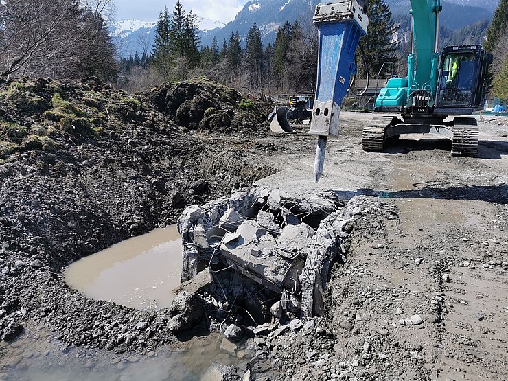 Die alte betonierte Breitenwanger Ritsche wird auf eine Länge von ca. 90m abgetragen und als offenes Gerinne wieder neu angelegt. Foto vom April 2023.