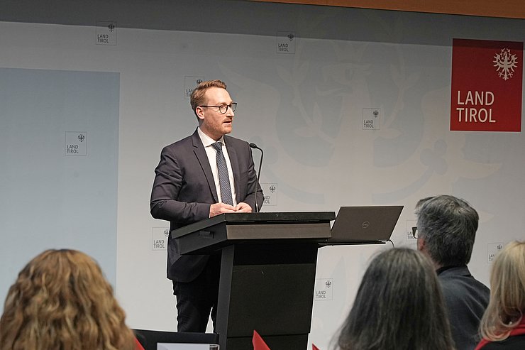 © Land Tirol/Reiter Der Landeshauptmannstellvertreter beim seiner Ansprache.