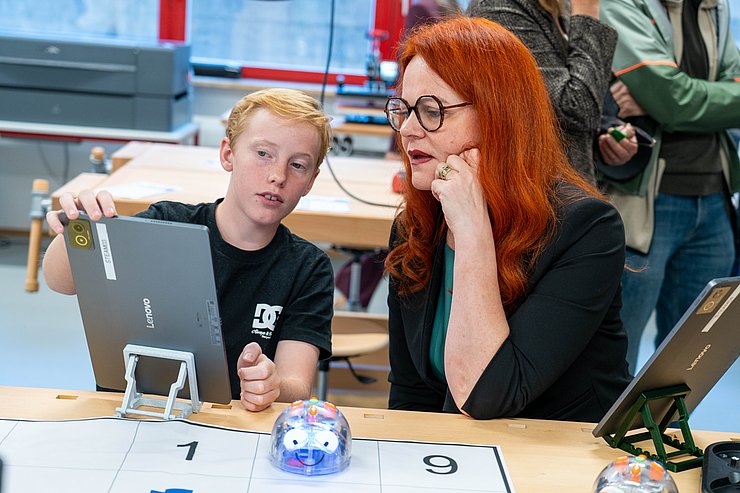 © Land TIrol/Neuner LRin Hagele überzeugte sich vom Programmiergeschick eines Schülers bei der Robotikstation.