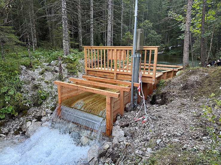 In Zusammenarbeit mit der Fachberufsschule für Holztechnik in Absam wurde das alte Gerinne der Messstelle an der Schwarzlackenquelle im Karwendel erneuert.