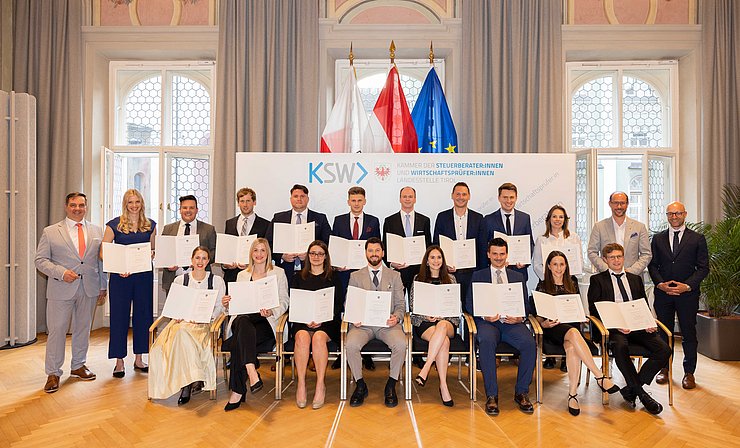 © Blickfang/Türtscher Gruppenbild mit insgesamt zwanzig Personen, bis auf drei halten alle davon eine Urkunde.