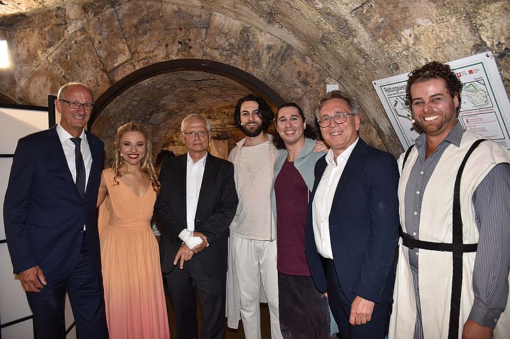 Personen in den Umkleidekabinen ("Katakomben")