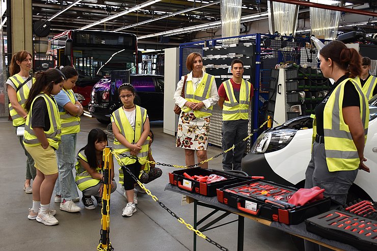 LRin mit Schülerinnen in Werkstatt