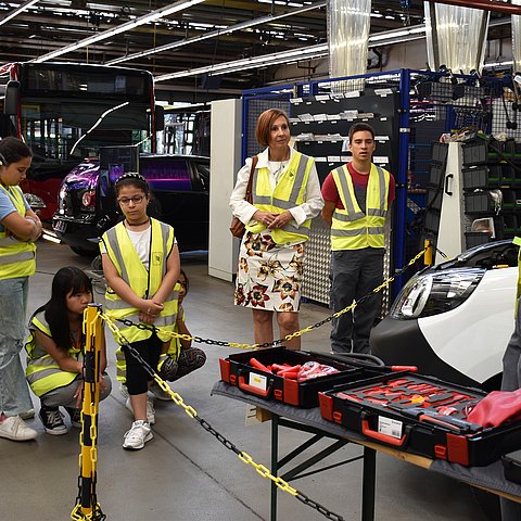 LRin mit Schülerinnen in Werkstatt