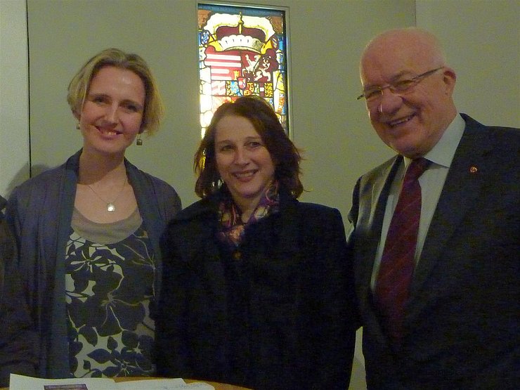 BU:  1) v.l. Expertin Wais-Wolf, Direktorin Schloss Ambras Sandbichler, LTP van Staa 2) die Wappenscheibe