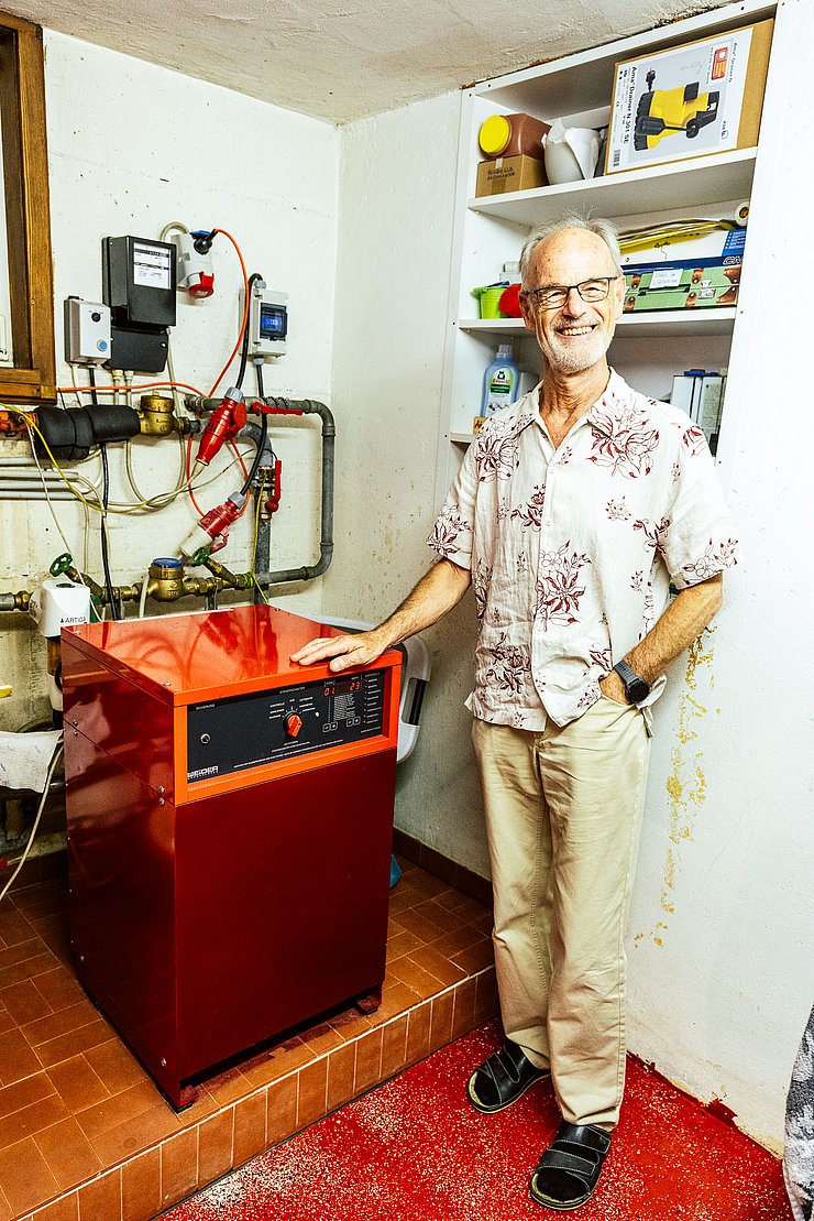 © Energieagentur Tirol/Hörmanseder Seit über 30 Jahren läuft die Erdwärmepumpe klaglos und sorgt in Verbindung mit der PV-Anlage am Dach nicht nur für wohlige, sondern auch für günstige Wärme.