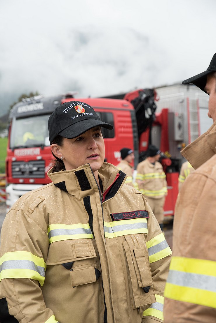 © Landesfeuerwehrverband Tirol/Wegscheider Mair mit Feuerwehrjacke und Kappe redend