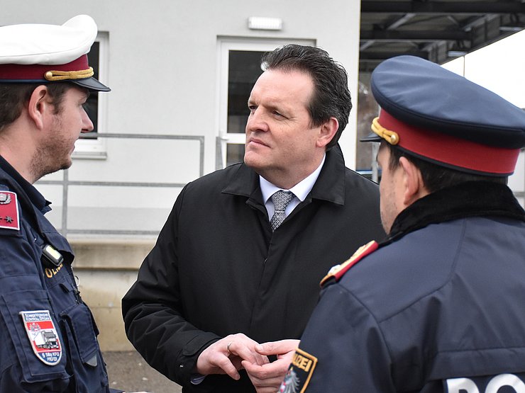 © Land Tirol/Knabl LR Zumtobel im Gespräch mit zwei Polizisten