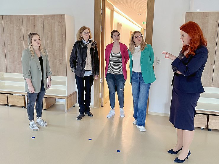 Landesrätin Hagele spricht mit vier Frauen.