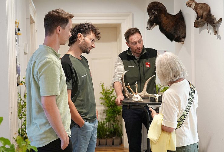 Personen stehen zusammen, einer erklärt