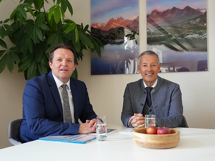 Zumtobel und Brunner an einem Besprechungstisch