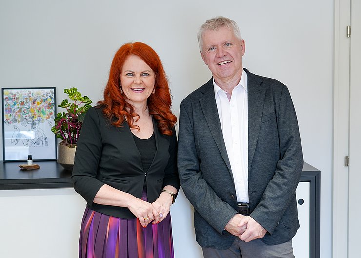 © Land Tirol/Neuner LRin Cornelia Hagele gratulierte Gert Mayer, dem neuen Rektor der Medizinischen Universität Innsbruck, zu seiner Wahl.