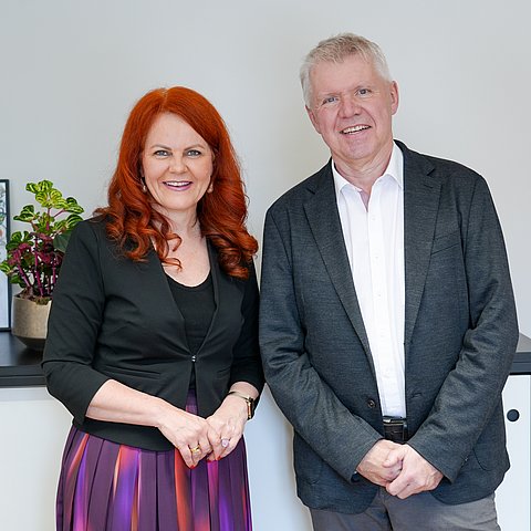 LRin Cornelia Hagele gratulierte Gert Mayer, dem neuen Rektor der Medizinischen Universität Innsbruck, zu seiner Wahl.