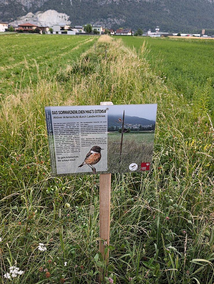 © Land Tirol/Danzl Tafeln informieren über den Zweck der Brachestreifen als Neststandort für Wiesenvögel