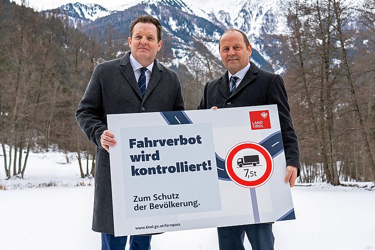 Zumtobel und Geisler mit Plakat