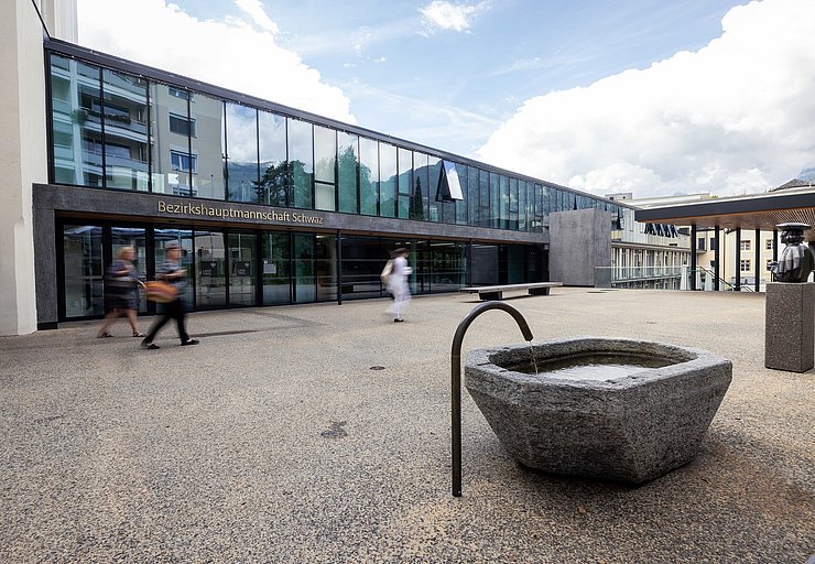 © Land Tirol/Simon Rainer Foto des Eingangsbereich der BH