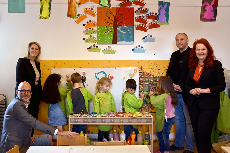 © Land Tirol/Hörmann Gruppenfoto von Personen im Kindergarten, Kinder malen mit Farben ein Bild an der Wand