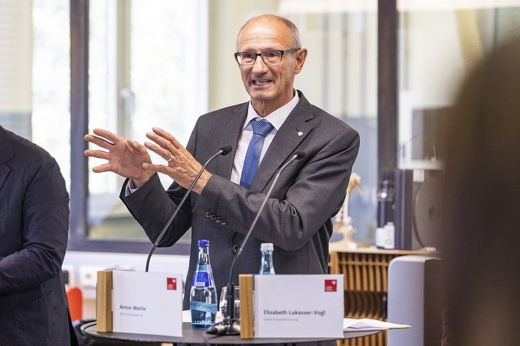 © Land Tirol/Die Fotografen Mattle am Rednerpult.