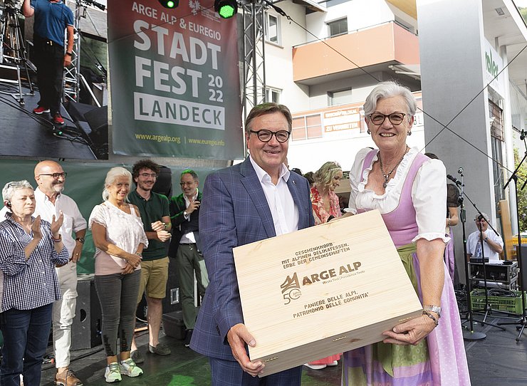 © Land Tirol/Die Fotografen LH Platter mit Gewinnerin eines Kulinarik-Korbes