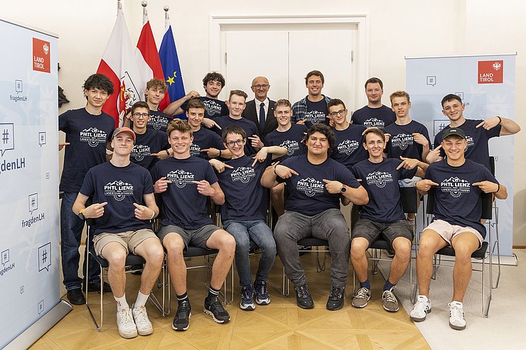© Land Tirol/Die Fotografen Für „Frag den LH“ trugen alle Schüler einheitliche T-Shirts mit der Aufschrift „PHTL Lienz meets Landeshauptmann“.