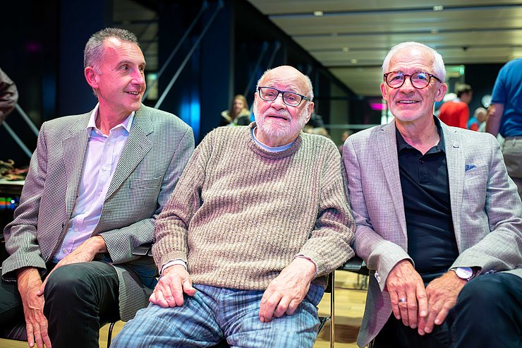 © Peter Neuner-Knabl/Alpenverein Im Bild von li.: Alpenvereinspräsident Wolfgang Schnabl, Kurt Diemberger, Markus Welzl (Vizepräsident des Österreichischen Alpenvereins). (Fotonachweis: Peter Neuner-Knabl/Alpenverein)
