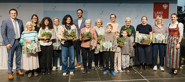 © Tiroler Bildungsforum/Hörtnagl Die Ausgezeichneten aus dem Bezirk Innsbruck-Stadt sind zu sehen.