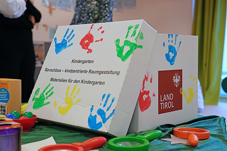 © Land Tirol/Reiter Die Sprachboxen beinhalten Kärtchen und Materialien (z. B. Lupen oder Knetmasse), die Impulse für die Sprachförderung geben.