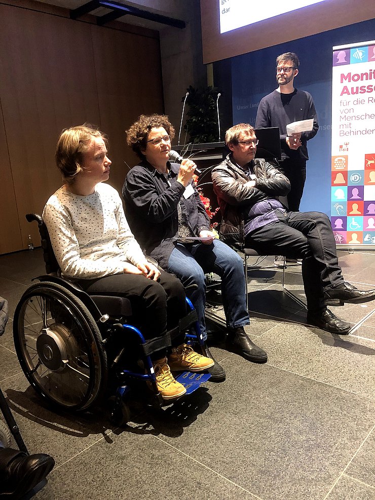 © Land Tirol/Wahl Blick auf das Rednerpult; In Bildmitte mit Mikrofon: Flieger