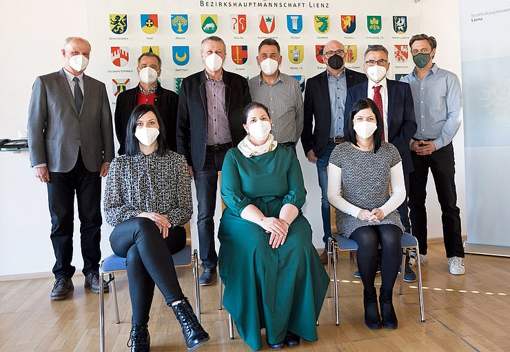 © Land Tirol Verabschiedung der Altbürgermeister im Bezirk Lienz. Vorne, von li.: Michaela Nöckler (BH Lienz), Bezirkshauptfrau Olga Reisner, Revisorin Victoria Assmair. Hinten, von li.: BH-Stv. Karl Lamp, Alt-Bgm Thomas Tschapeller (Iselsberg-Stronach), Alt-Bgm Josef Mair (Dölsach), Alt-Bgm Anton Steiner (Prägraten), Alt-Bgm Bernhard Schneider (Assling), Alt-Bgm Franz Hopfgartner (Hopfgarten i. D.), Andreas Mairdoppler (BH Lienz).