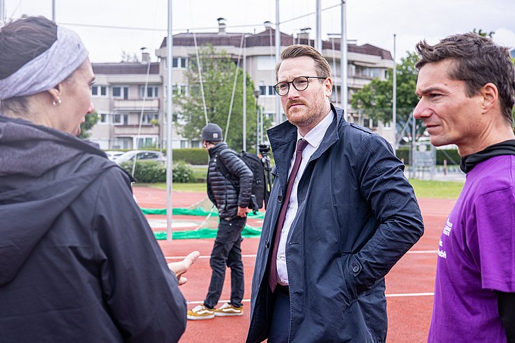 Wohlgemuth auf Sportplatz mit Frau sprechend