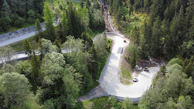 Weitere Luftaufnahme der Kehre mit dem übergetretenen Bachbett