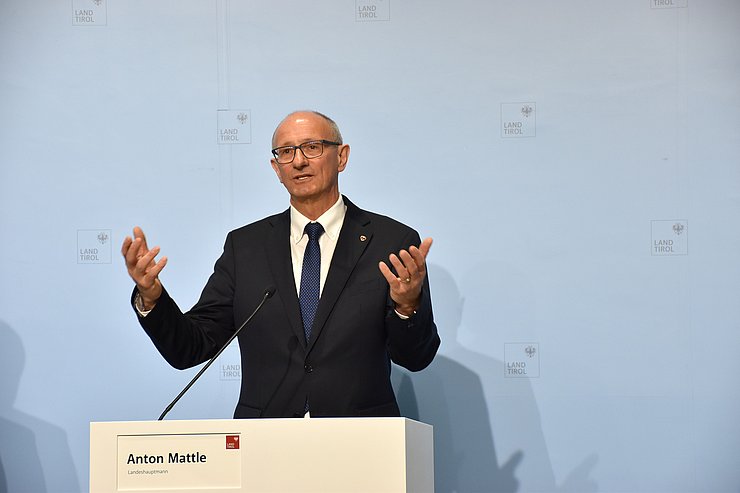 Bild von LH Mattle bei der Pressekonferenz.