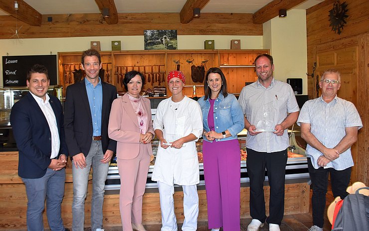 V. li. bei der Auszeichnungsfeier Georgios Chrysochoidis (Bgm Leutasch), Stefan Wanner (Bezirksstellenleiter Innsbruck-Land Wirtschaftskammer Tirol), Andrea Ager (Vizepräsidentin Arbeiterkammer Tirol), „Lehrling des Monats September 2024“ Melanie Gruber, Arbeits- und Jugendlandesrätin Astrid Mair, Thomas Leitner (Firmenchef und Lehrlingsausbilder) und Bernhard Anker (Direktor Tiroler Fachberufsschule für Ernährung, Schönheit, Chemie und Medien). 