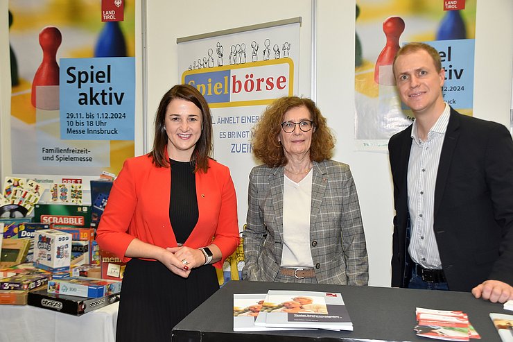 © Land Tirol/Gerzabek Am Stand der Abteilung Gesellschaft und Arbeit des Landes Tirol auf der SENaktiv 2024: V. li. Seniorenlandesrätin Astrid Mair, Ines Bürgler (Abteilungsvorständin) und Michael Wötzer (Abteilungsvorstand-Stellvertreter).