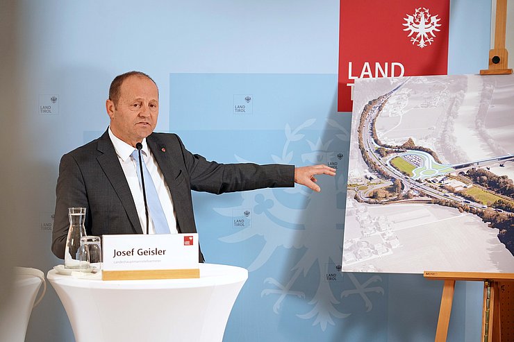© Land Tirol/Hörmann LHStv Geisler bei PK sprechend