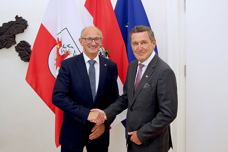 © Land Tirol/Reiter Zwei Menschen schütteln sich die Hände.